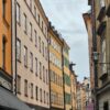 Tät stadsbebyggelse i Stockholm där varje fastighet gränsar tätt till nästa, vilket påverkar möjligheterna att utföra underhållsarbeten på avloppsledningar.