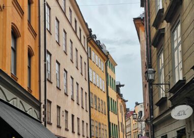 Tät stadsbebyggelse i Stockholm där varje fastighet gränsar tätt till nästa, vilket påverkar möjligheterna att utföra underhållsarbeten på avloppsledningar.