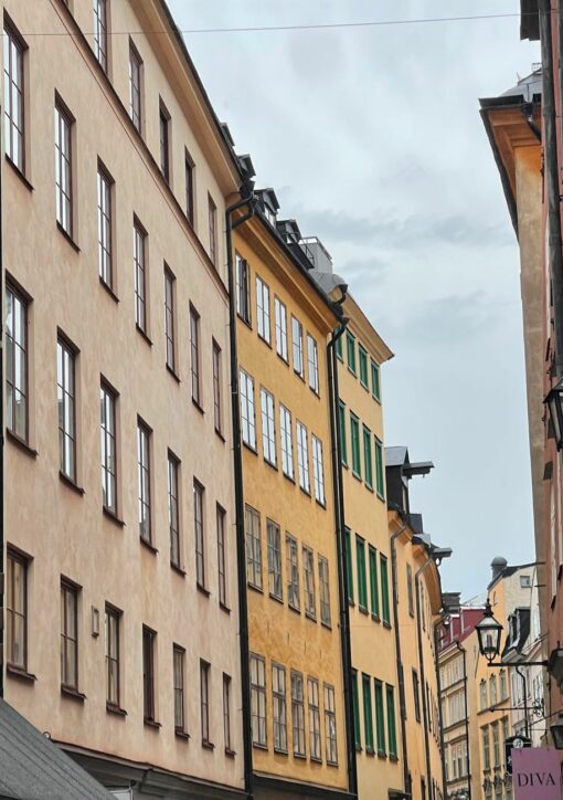Tät stadsbebyggelse i Stockholm där varje fastighet gränsar tätt till nästa, vilket påverkar möjligheterna att utföra underhållsarbeten på avloppsledningar.