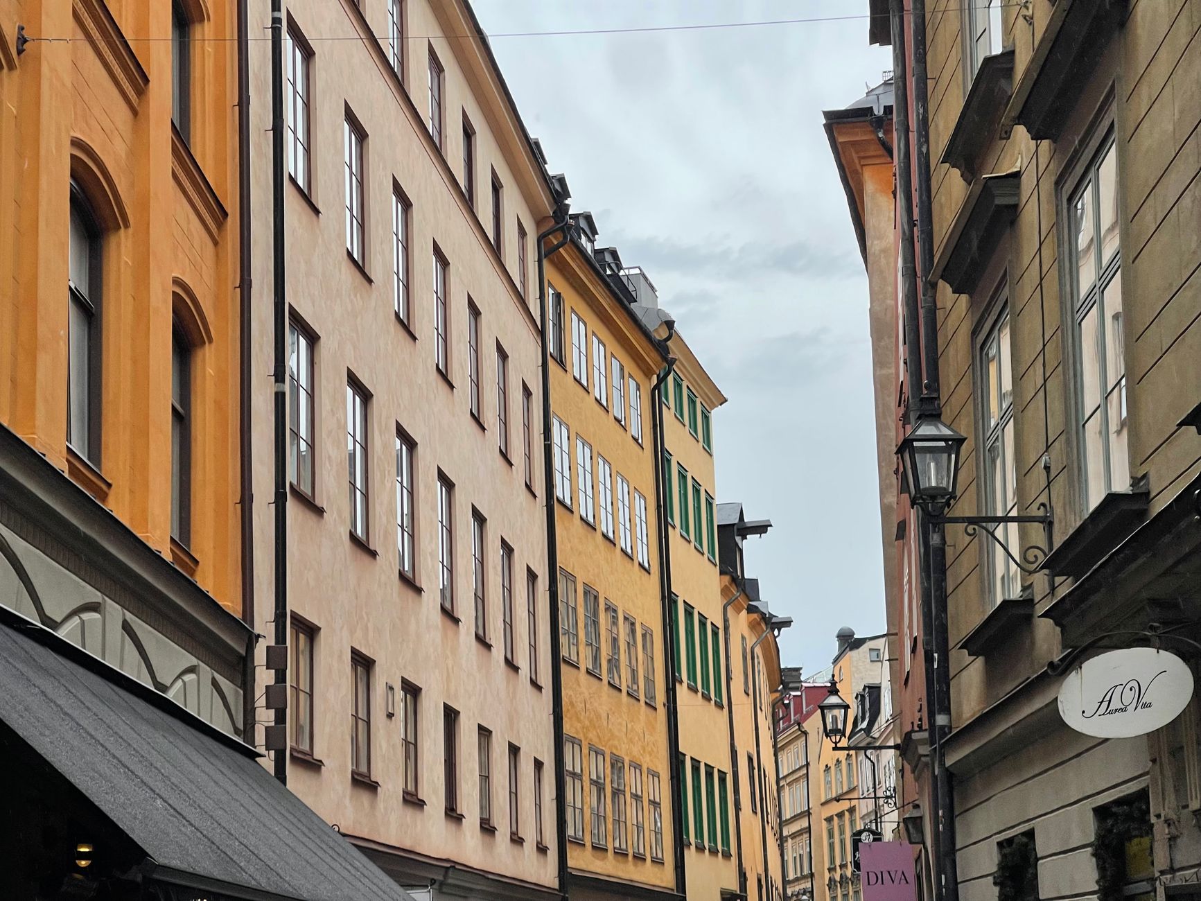 Tät stadsbebyggelse i Stockholm där varje fastighet gränsar tätt till nästa, vilket påverkar möjligheterna att utföra underhållsarbeten på avloppsledningar.